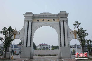 武漢一高校山寨清華大學(xué)老校門(mén)